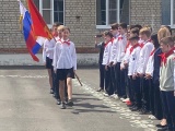 Сотни мальчишек и девчонок стали пионерами, повязав алые галстуки-11