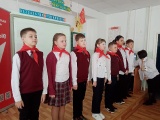 Сотни мальчишек и девчонок стали пионерами, повязав алые галстуки-2