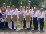 Сотни мальчишек и девчонок стали пионерами, повязав алые галстуки-5