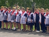Сотни мальчишек и девчонок стали пионерами, повязав алые галстуки-4