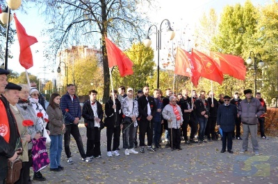 Расправив упрямые плечи, вперёд комсомольцы идут-6