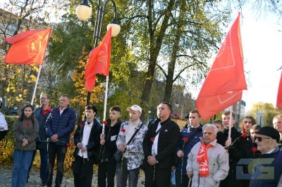 Расправив упрямые плечи, вперёд комсомольцы идут-7