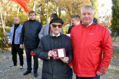 Расправив упрямые плечи, вперёд комсомольцы идут-8