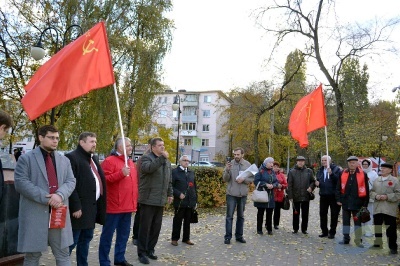 Расправив упрямые плечи, вперёд комсомольцы идут-13