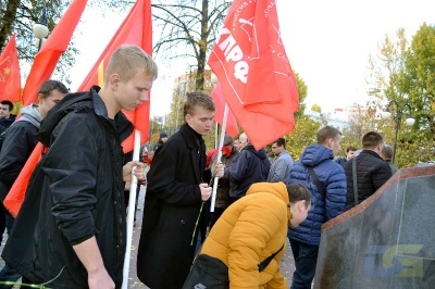 Расправив упрямые плечи, вперёд комсомольцы идут-15