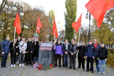 Расправив упрямые плечи, вперёд комсомольцы идут-16