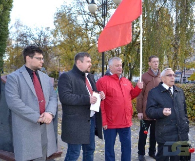 Расправив упрямые плечи, вперёд комсомольцы идут-19