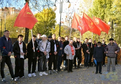 Расправив упрямые плечи, вперёд комсомольцы идут-20