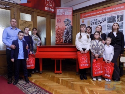 В Государственной Думе лидер КПРФ Геннадий Зюганов наградил победителей творческого состязания «Все для фронта. Все для Победы!»-3