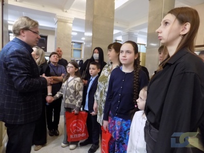В Государственной Думе лидер КПРФ Геннадий Зюганов наградил победителей творческого состязания «Все для фронта. Все для Победы!»-4