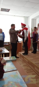Сотни мальчишек и девчонок стали пионерами, повязав алые галстуки-1